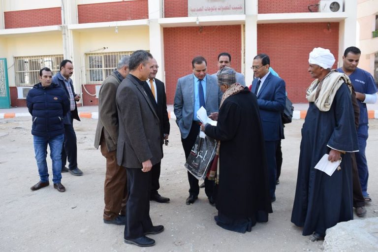 رئيس جامعة سوهاج يواصل جولاته اليومية للمستشفى الجامعى