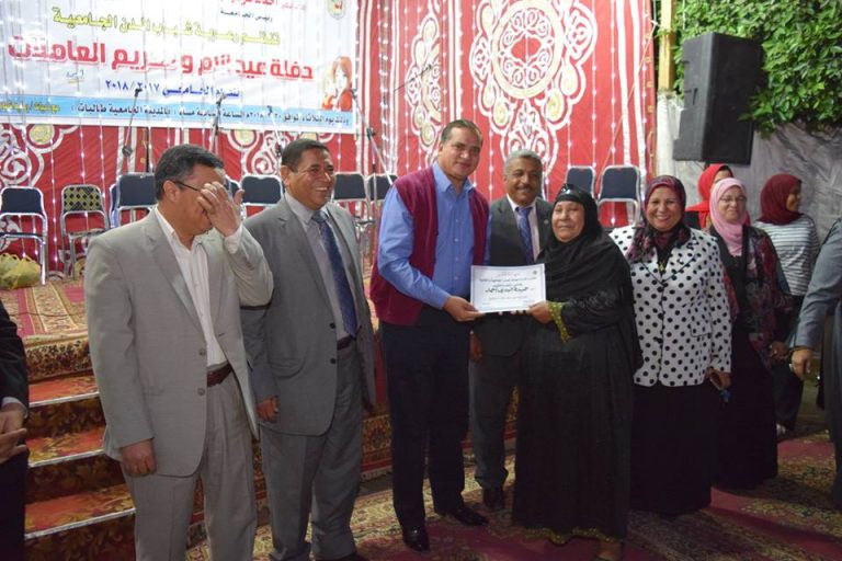 جامعة سوهاج تكرم الأمهات العاملات بالمدن الجامعية