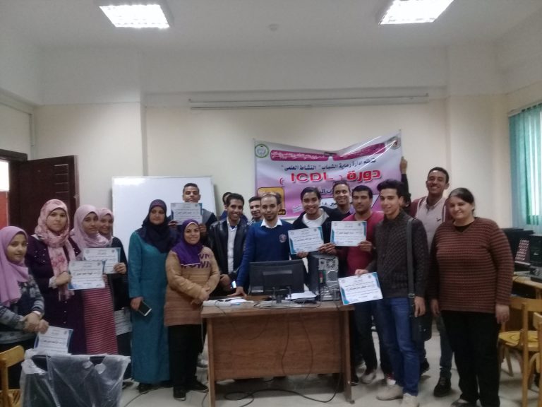تكريم الطلاب المتميزين من المشاركين فالانشطة الطلابية بكلية التجارة