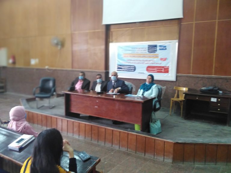 ندوة تعريفية بقرار مشاركة طلاب الجامعة في محو الامية وتعليم الكبار