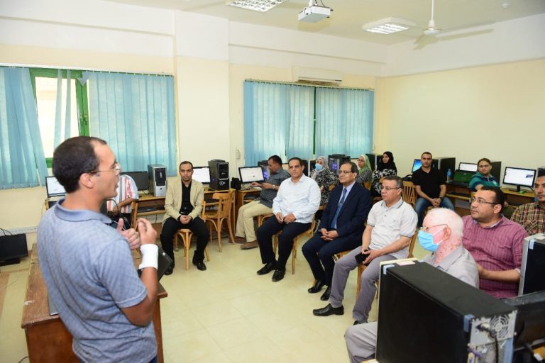رئيس جامعة سوهاج يتفقد فعاليات البرنامج التدريبي على منصة ثينكي لأعضاء هيئة التدريس بكلية التجارة