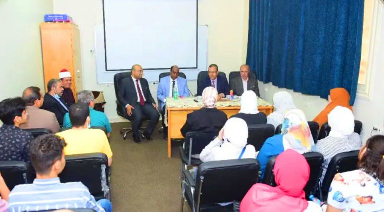 رئيس جامعة سوهاج يستقبل طلاب البرنامج التكاملي بكلية الطب ويؤكد علي مراعاة البعد الاجتماعي لأبناء المحافظة