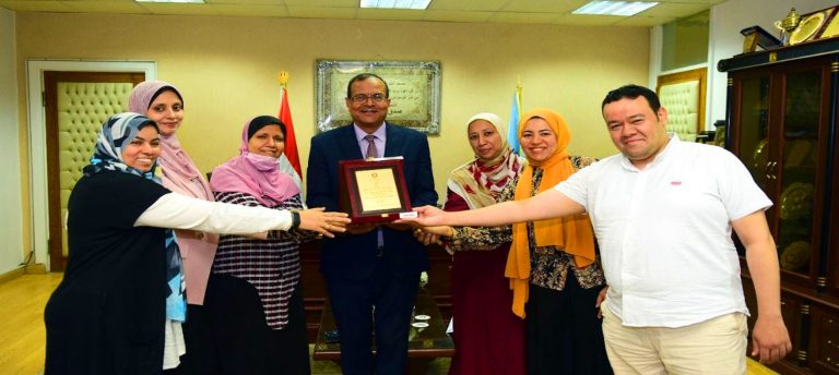 رئيس جامعة سوهاج يكرم فريق إدارة التموين الطبي والصيدليات بالمستشفى الجامعي