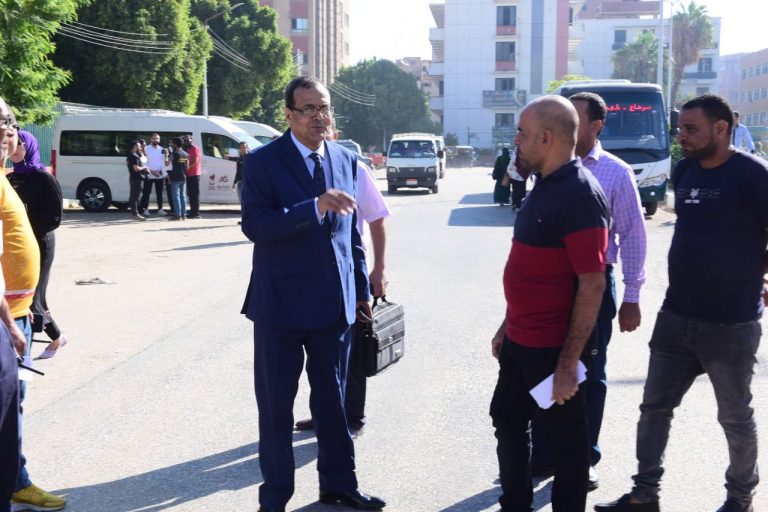 رئيس جامعة سوهاج يتابع بدء تشغيل الاتوبيسات الجديدة التي تم تخصيصها لنقل الطلاب بين مقريها