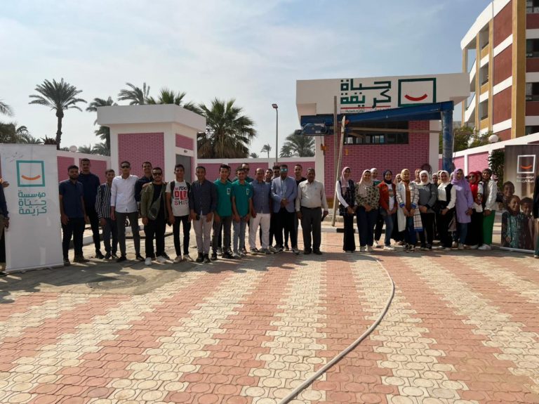جامعة سوهاج تنظم ندوات وزيارات ميدانية لتوعية الطلاب بمشروعات حياة كريمة