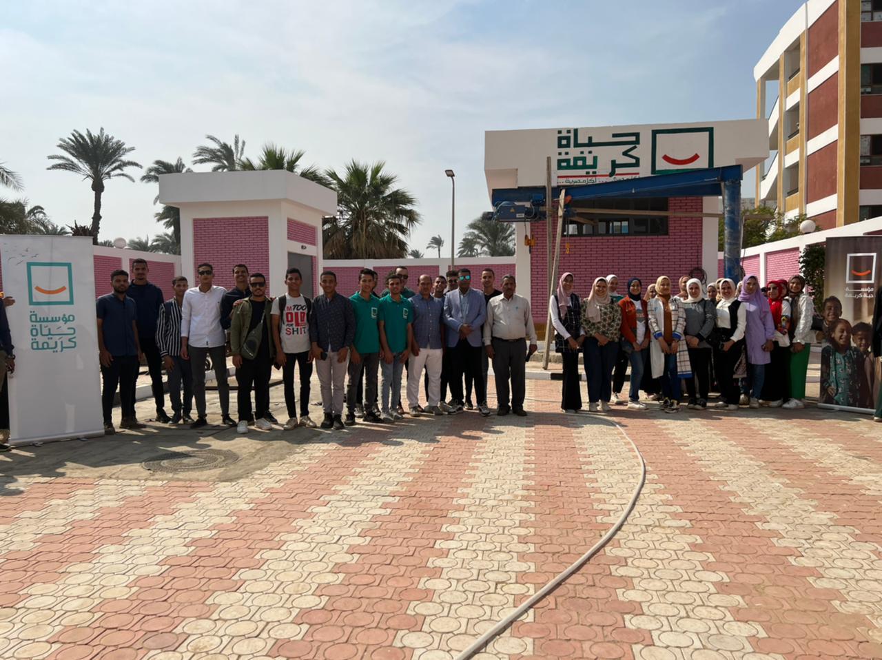 188806-جانب-من-زيارات-طلاب-جامعة-سوهاج-لمشروعات-حياة-كريمة–(1)