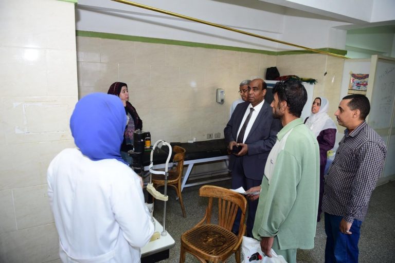 مستشفي سوهاج الجامعي تتخذ عدداً من الإجراءات لتخفيف الضغط علي مبني العيادات الخارجية وتحسين العمل داخل الاستقبال