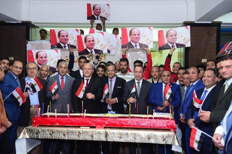 بالإعلام والهتافات..طلاب من أجل مصر بجامعة سوهاج تبعث رسالة حب وتقدير للرئيس عبد الفتاح السيسي رئيس الجمهورية.