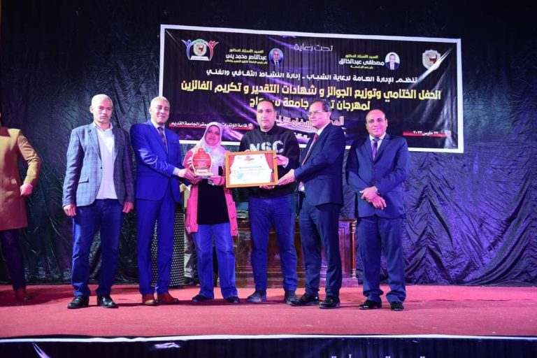 التهنئة والتكريم لفريق مسرح كلية التجارة