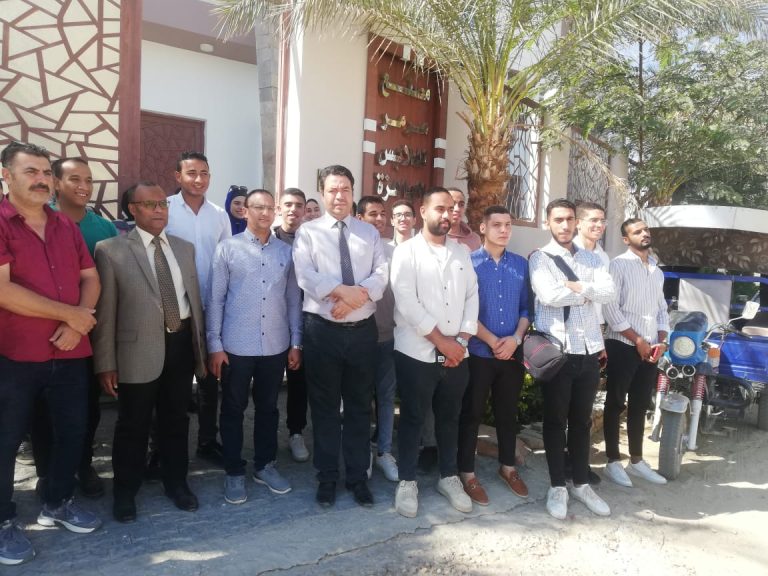 زيارة ميدانية للطلاب لبعض المصانع وجهاز تنمية المشروعات بسوهاج لتأهيل الطلاب لسوق العمل