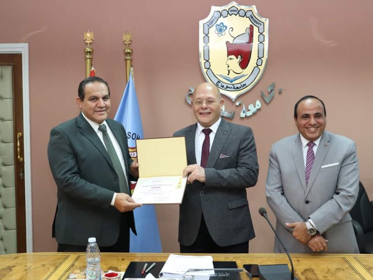 فوز كلية التجارة جامعة سوهاج ضمن أفضل كليات صديقة للبيئة بالجامعة