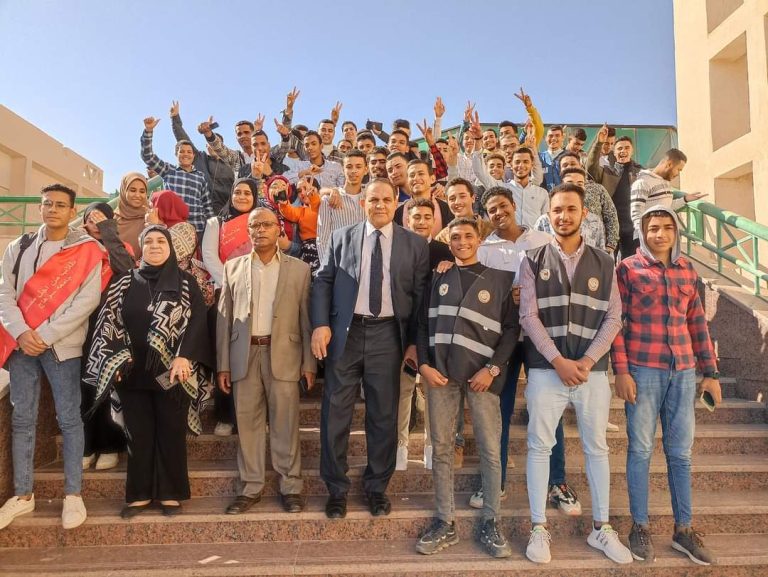 حشد طلاب كلية التجارة للإدلاء بأصواتهم في الانتخابات الرئاسية بقيادة السيد الاستاذ الدكتور/ محمد الصغير أبوزهاد عميد الكلية