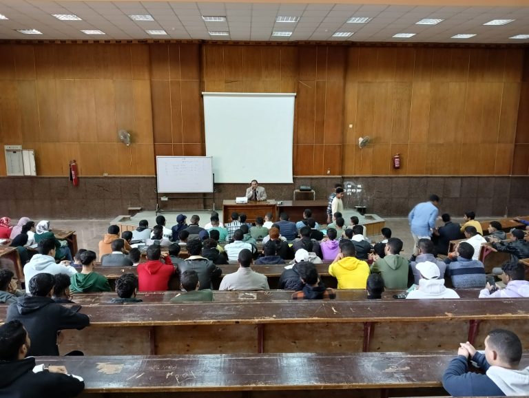 جولة السيد الاستاذ الدكتور/محمد الصغير أبوزهاد عميد الكلية على الفرق الدراسية