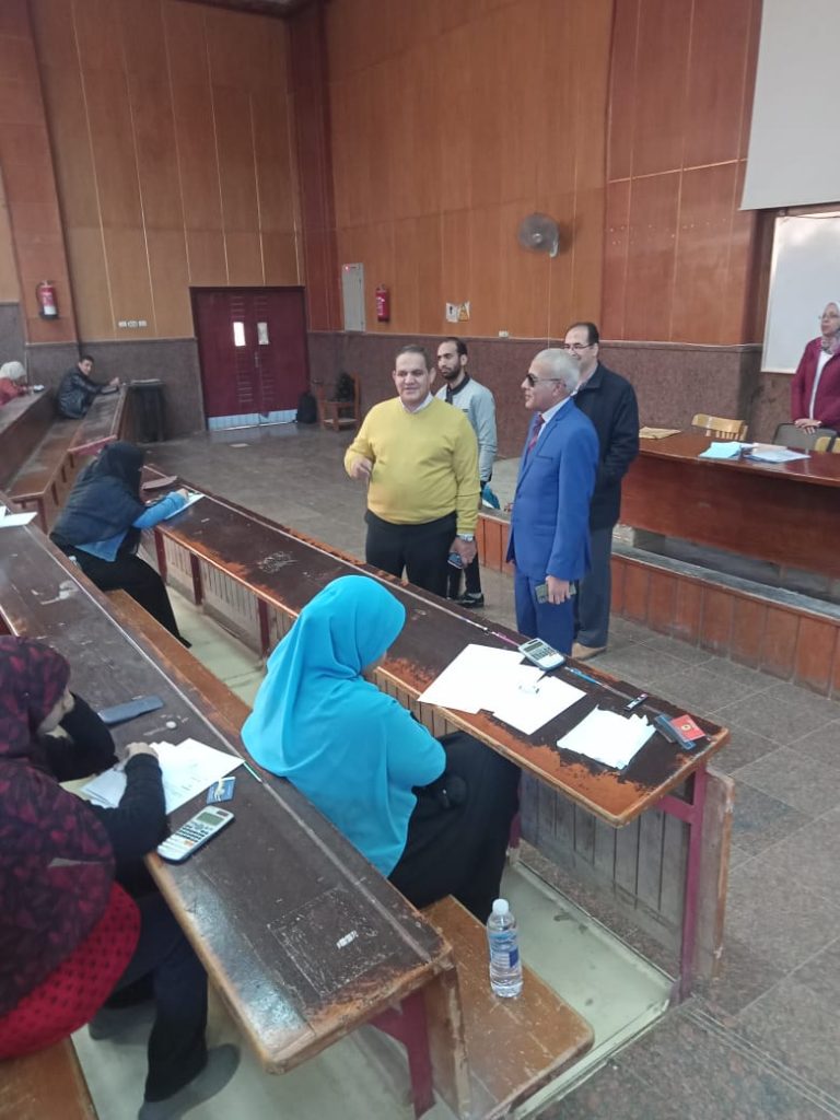 متابعة السيد الاستاذ الدكتور/عبدالناصر يسن نائب رئيس الجامعة لشئون التعليم والطلاب والسيد الاستاذ الدكتور/محمد الصغير أبوزهاد عميد الكلية سير العملية الامتحانية بالكلية