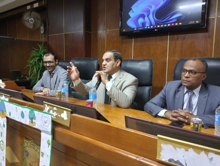 كلية التجارة تنظم معسكر خدمة عامة وأعمال دهانات ونظافة ولوحات إرشادية بالتزامن مع الاسبوع البيئي لجامعة سوهاج وندوة عن التنمية المستدامة بالكلية