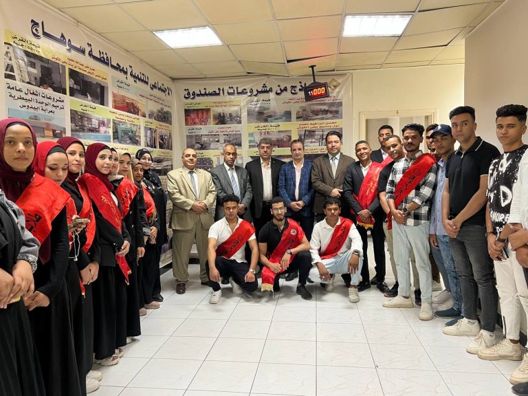 كلية التجارة تنظم زيارة لجهاز تنمية المشروعات بسوهاج تنفيذ المبادرة الرئاسية بداية لبناء وتنمية الإنسان المصري