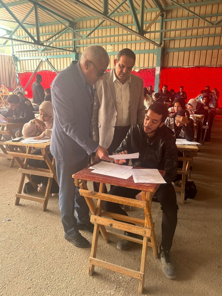 متابعة سيادة أ.د/ عبدالناصر بين نائب رئيس الجامعة لشئون الطلاب والسيد الاستاذ الدكتور/محمد الصغير أبوزهاد عميد الكلية لأعمال الامتحانات