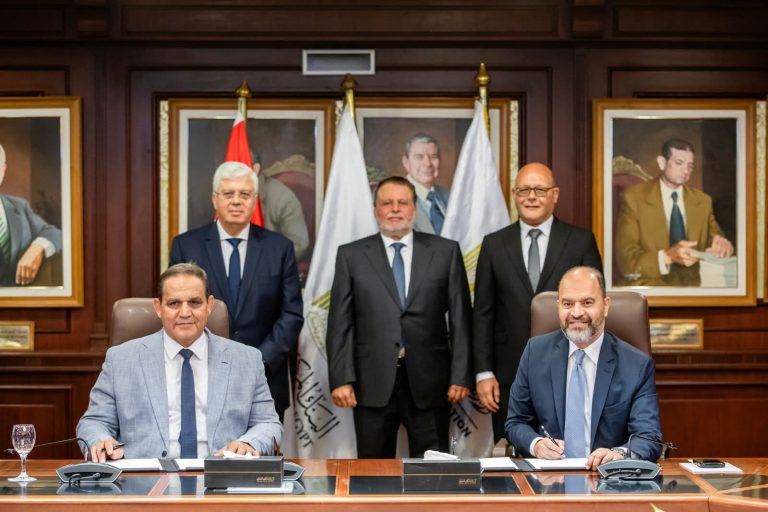 توقيع اتفاقية شراكة بين المعهد المصرفي وجامعةسوهاج في إطار برنامج شهادة البكالوريوس في العلوم المصرفية
