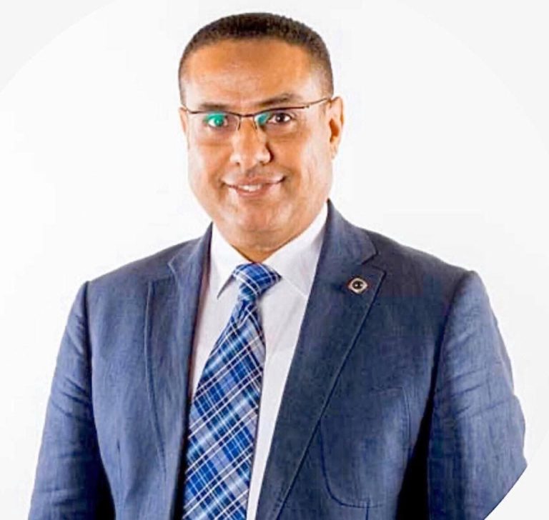 الاستاذ الدكتور طارق محمد علي عميداً لكلية التجارة بسوهاج
