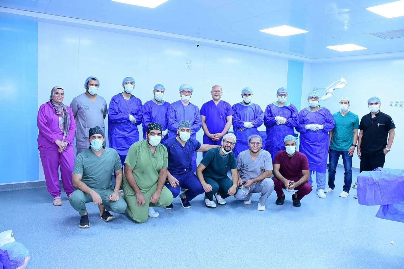 التعليم العالي: رئيس جامعة سوهاج يترأس فريقًا جراحيًا يعيد الحركة لطفل أصيب بشلل كامل بالذراع