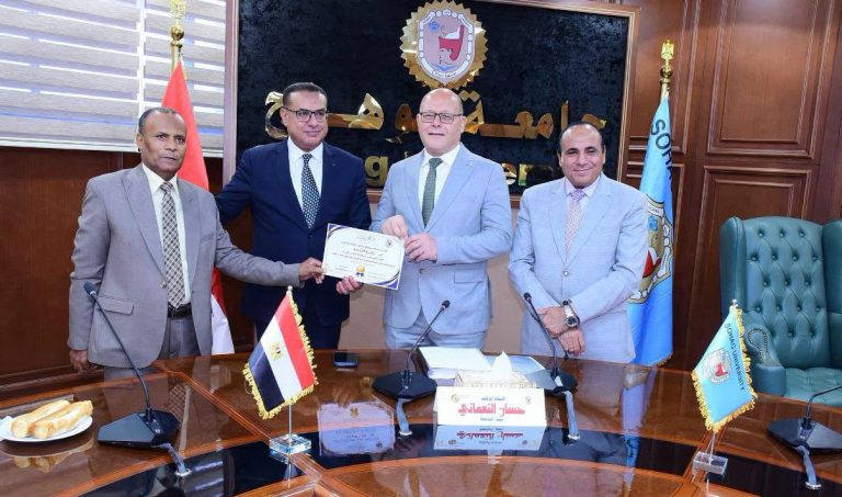 جامعة سوهاج تُكرّم كلية التجارة ضمن مسابقة أفضل كلية في خدمة المجتمع وتنمية البيئة